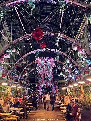 Farbenprächtige Weihnachtsdekoration mit roten Kugeln in der Hay's Galleria