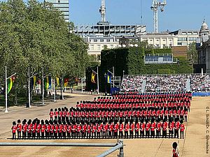 Die Fußtruppen sind in fünf Reihen auf dem Exerzierplatz angetreten.