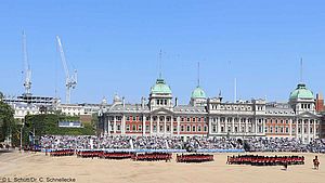 Nach Beendigung der Zeremonie verlassen die Truppen den Platz Horse Guard's Parade.