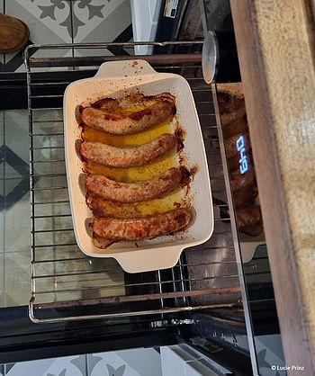 Gebratene Bratwürste in der Auflaufform