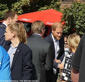Prinz Harry (rechts) wird von Oberbürgermeister Dr. Stephan Keller (links) und Bundesverteidigungsminister Boris Pistorius (Mitte) begrüßt.