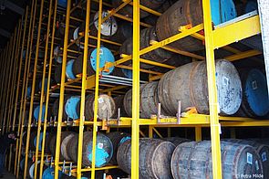 Eingelagerte Whiskyfässer