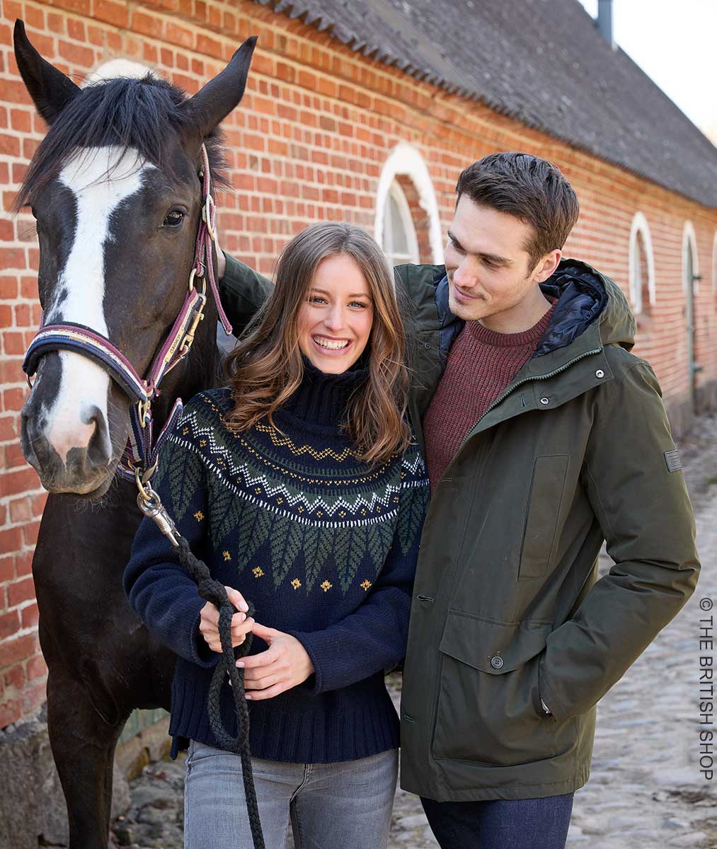 Das weibliche Model trägt einen Fair-Isle-Pullover von Barbour.