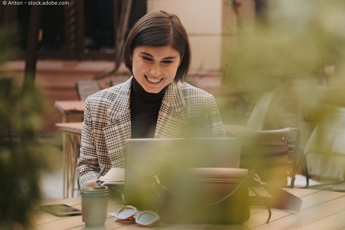 Britischer Frühling: So setzen Sie die aktuellen Modetrends stilvoll im Alltag um