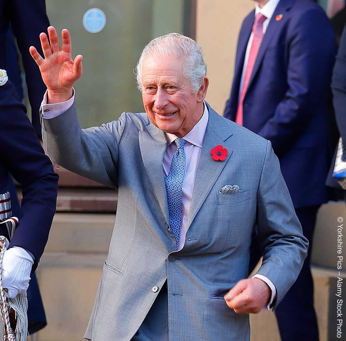 König Charles III. winkt beim Verlassen der Leeds Central Library & Art Gallery den Zuschauern