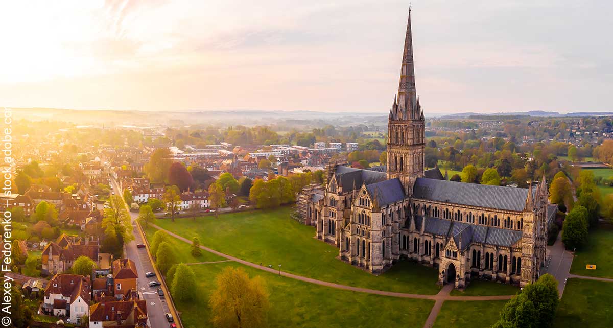 Luftaufnahme der Salisbury Cathedral an einem sonnigen Frühlingsmorgen Luftaufnahme der Salisbury Cathedral an einem sonnigen Frühlingsmorgen