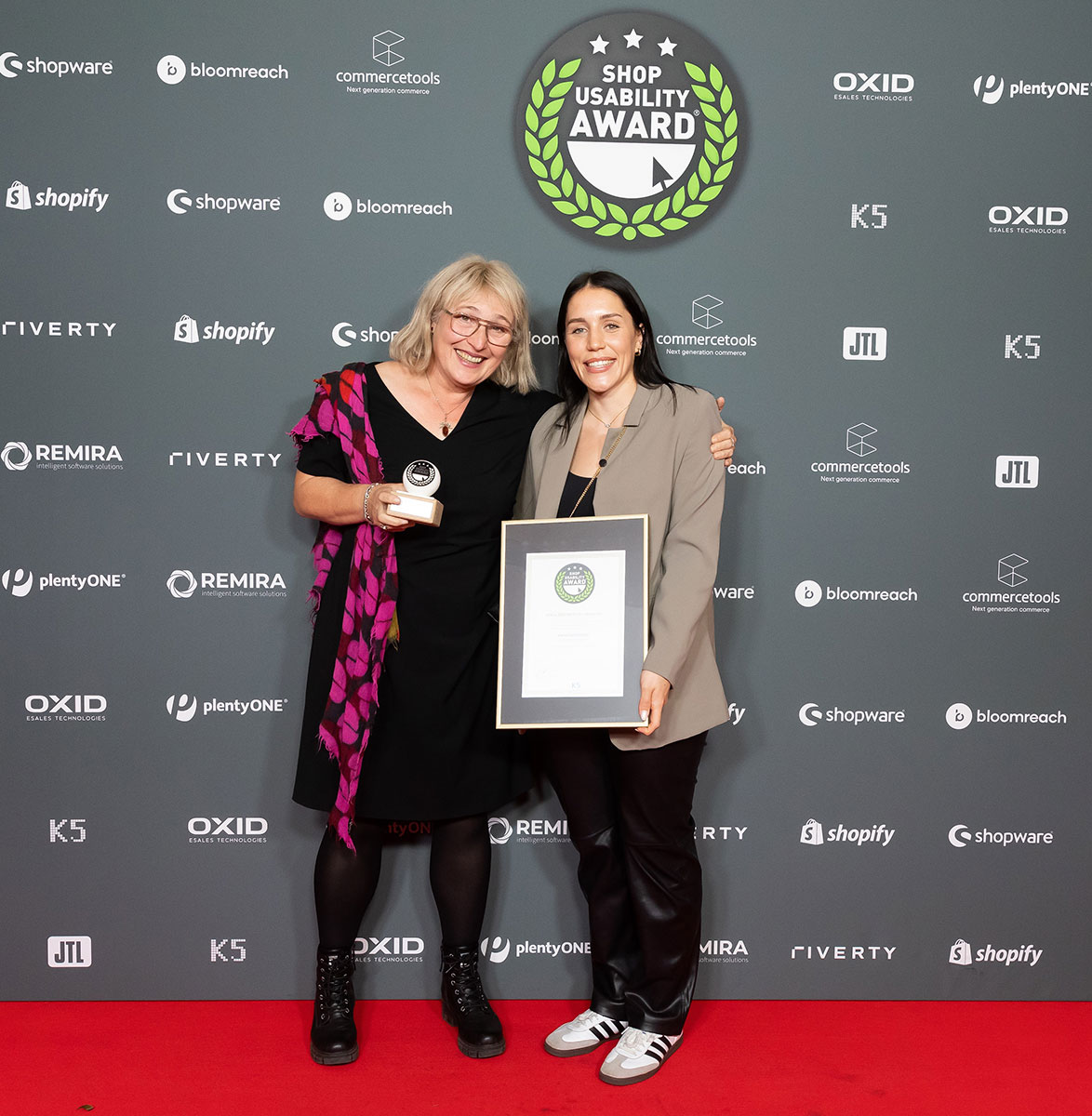 Lucie Prinz und Kirsten Schmitz mit dem Shop Usability Award 2023