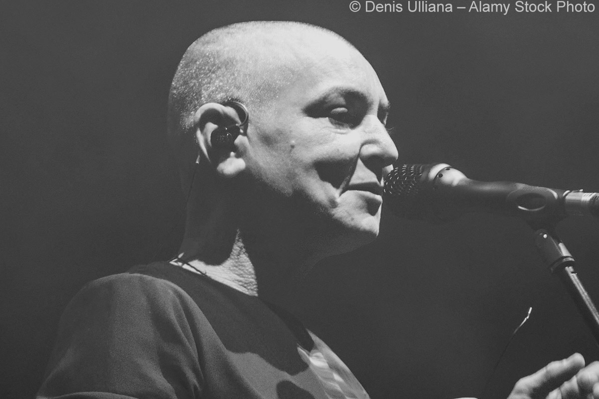 Sinéad O'Connor bei einem Konzert im Jahr 2020 Sinéad O'Connor bei einem Konzert im Jahr 2020