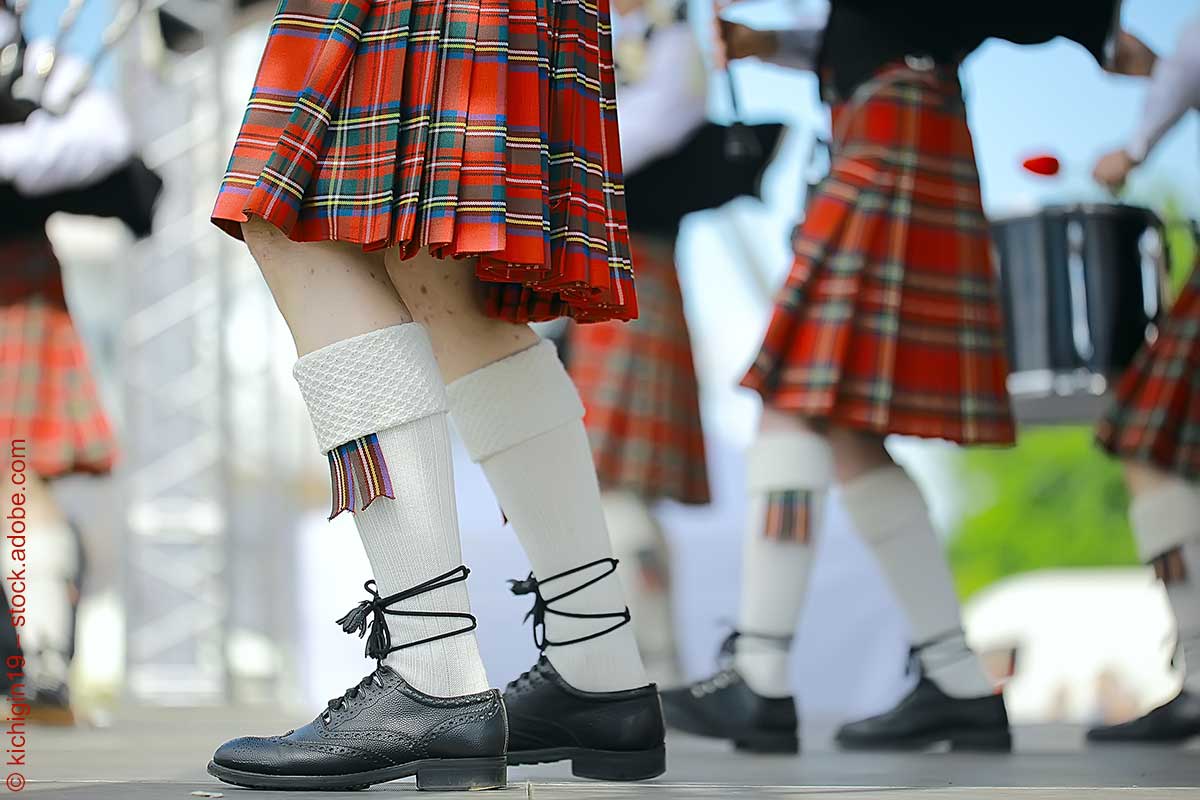Herren einer schottischen Musikkapelle im Kilt und traditionellen Strümpfen