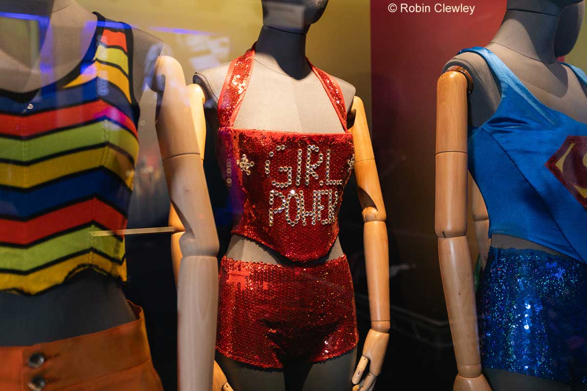 Bühnenkostüme der Spice Girls in der Ausstellung „Girl Power! Spice Girls at 30” Bühnenkostüme der Spice Girls in der Ausstellung „Girl Power! Spice Girls at 30”