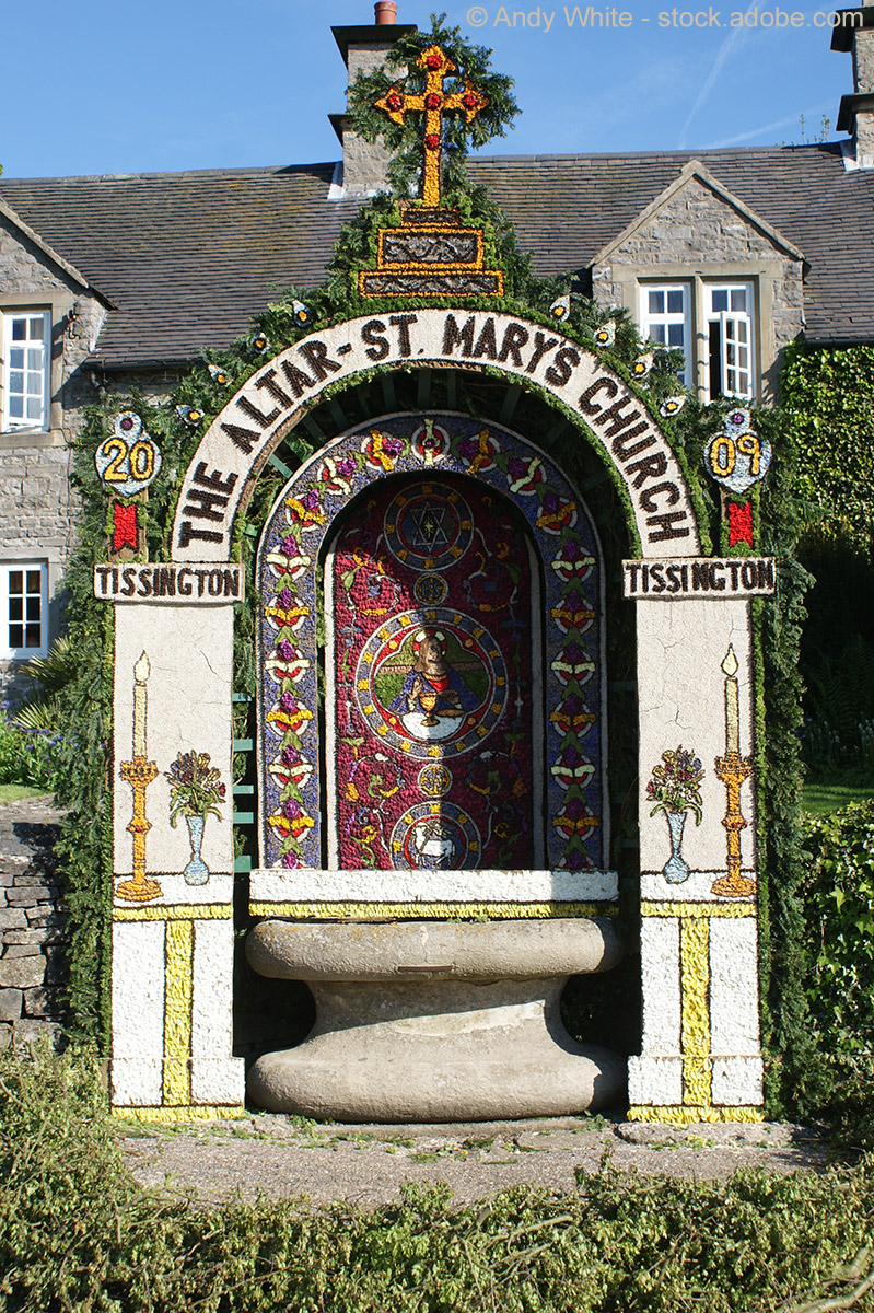 „Well dressing“: bunte Pracht am Brunnen