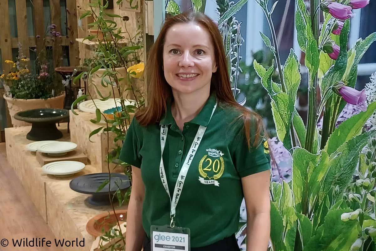 Lysann Brade, internationale Sales Managerin bei Wildlife World, wurde bei einem Messeauftritt des Unternehmens fotografiert.