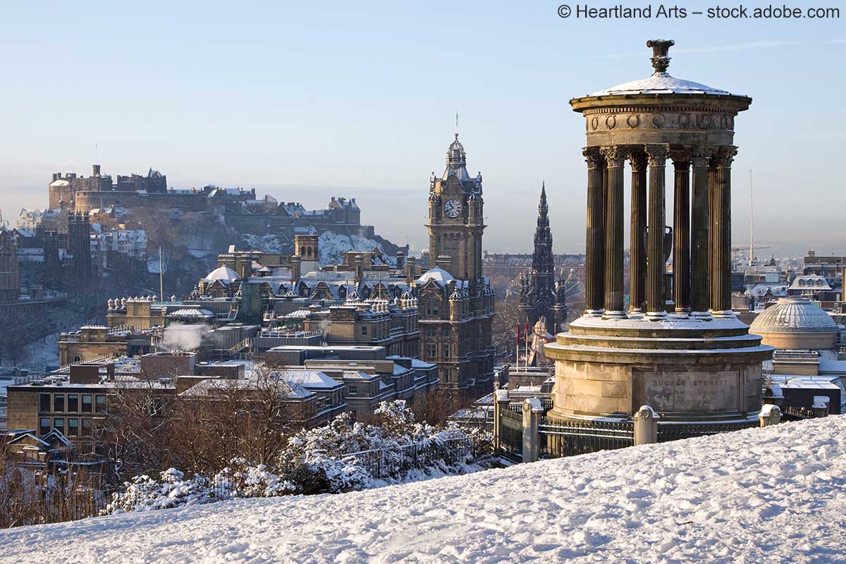Blick auf die winterliche Stadt Edinburgh, im Vordergrund das Dugald-Stewart-Denkmal, im Hintergrund die Burganlage Blick auf die winterliche Stadt Edinburgh, im Vordergrund das Dugald-Stewart-Denkmal, im Hintergrund die Burganlage